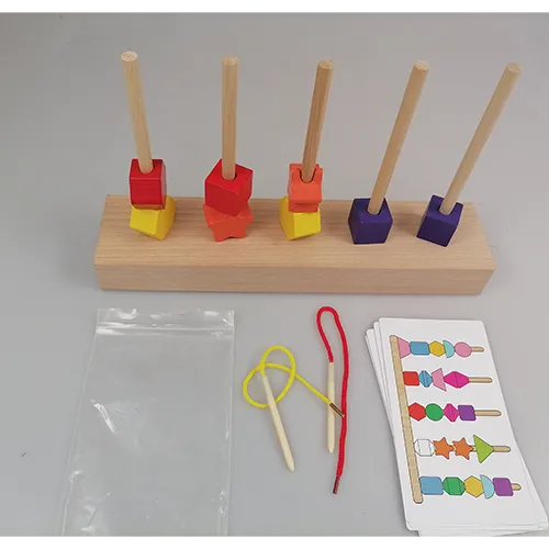 Set de jucării din lemn pentru secvențierea mărgelelor, format din forme colorate din lemn. Produs v&acirc;ndut online, &icirc;n special prin intermediul Temu.