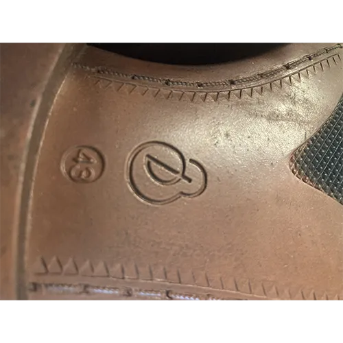 Pantofi din piele maro, destinati barbatilor.