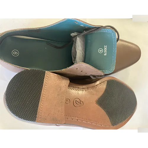 Pantofi din piele maro, destinati barbatilor.