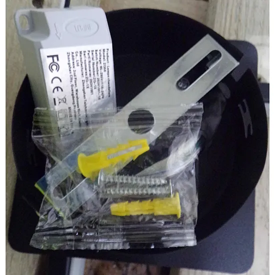 Lampă fixă din clasa II cu corp metalic. Produs vândut online, în special prin TEMU (identificator unic: 601104821959745).