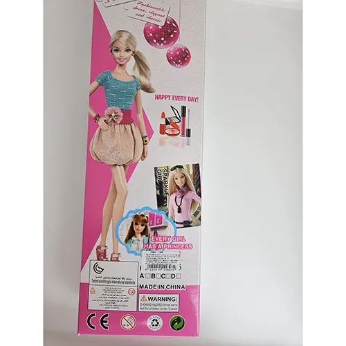 Păpușă de jucărie din plastic cu haine colorate.