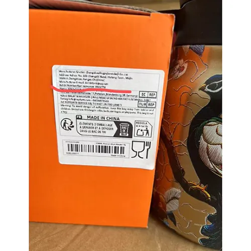Balon de vid (cu diferite modele, de exemplu, motiv vegetal și mențiunea &bdquo;La vie en rose Paris&rdquo; pe corp), partea superioară neagră (capac și m&acirc;ner), aproximativ 1 000 ml, filtru metalic &icirc;ncorporat. Produs v&acirc;ndut online, &icirc;n special prin TEMU (identificator unic: 601100047842666).