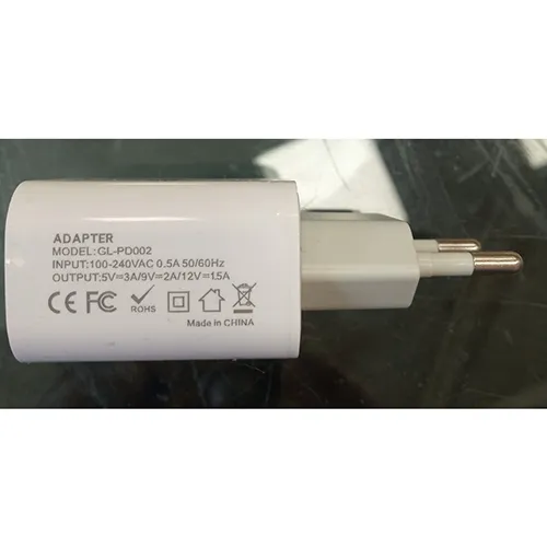 Încărcător/adaptor USB-C din plastic alb pentru dispozitive mobile.