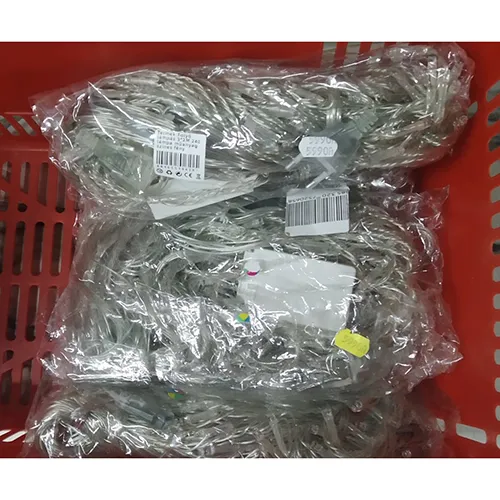 Lanț de iluminat cu lumini LED multicolore și izolație transparentă.