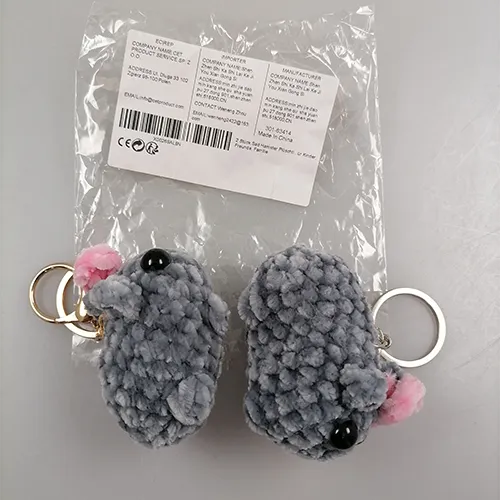 Jucărie moale cu inel cu cheie. Dimensiuni: Lățime: 7 cm, diametru: 3,5 cm, lungime: 8 cm. Produs vândut online, în special prin intermediul Amazon (ASIN: B0DPKSF5C20).