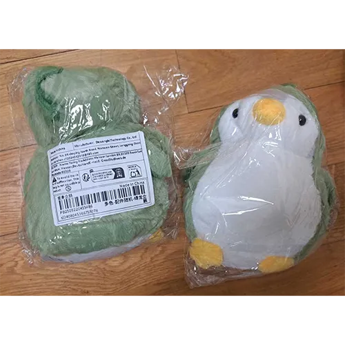 Jucărie moale sub formă de pinguin cu ochi negri. Produs v&acirc;ndut online, &icirc;n special prin intermediul SHEIN (identificator unic: sl2408045166759776).