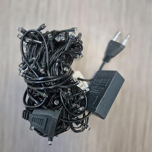 Șir de lumină LED &ndash; 200 de bucăți. Șir de lumină LED cu cutie de control și priză.