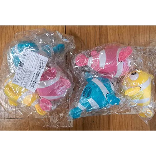 Set de 3 jucării de baie &icirc;n formă de pește, cu un sistem de lichidare pentru a activa &icirc;notătoarele. Disponibil &icirc;n culorile albastru, roz și galben. Produs v&acirc;ndut online, &icirc;n special prin intermediul SHEIN (identificator unic sl250524557708518).