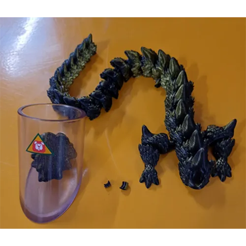 Jucărie dragon imprimată 3D, multicoloră, promovată ca ornament de birou sau jucărie fidget. Produs v&acirc;ndut online, &icirc;n special prin intermediul eBay.