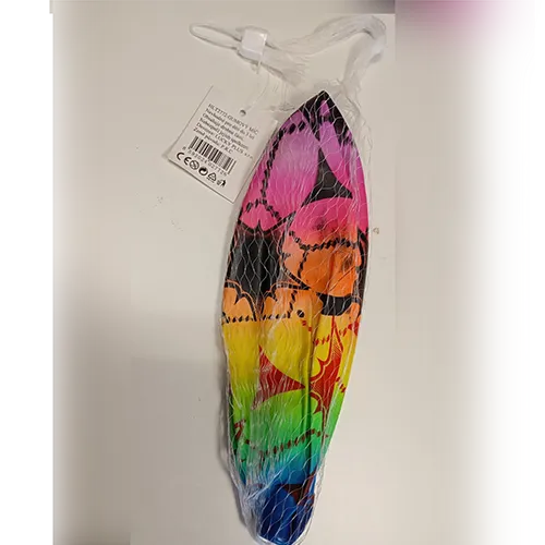 Bilă colorată din plastic cu supapă de umflare.