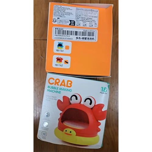 Jucărie de baie roșie și galbenă &icirc;n formă de crab, cu o deschidere pentru a sufla bule. Produs v&acirc;ndut online, &icirc;n special prin intermediul Shein (identificator unic: sl25050839197368833).