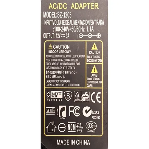 Unitate de alimentare c.a./c.c. din clasa II cu cablu de alimentare detașabil și ieșire c.c. accesibilă.