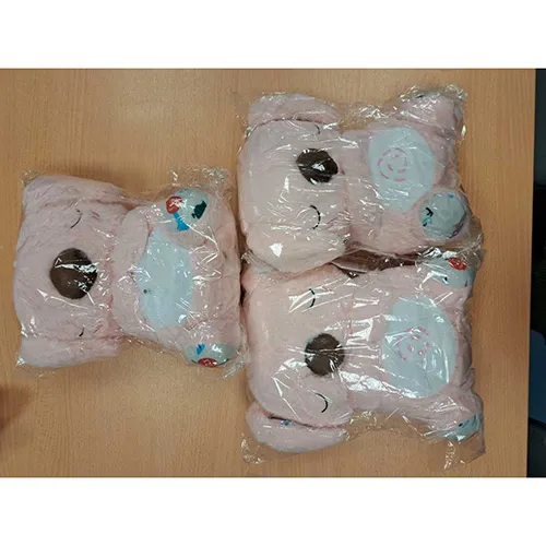 Jucărie moale &icirc;n formă de koala roz, parțial umplută, care conține o componentă electrică. Jucăria face sunete și burtica sa, care este iluminată de un LED intern, se umflă și se dezumflă ca și cum ar respira atunci c&acirc;nd &icirc;ntrerupătoarele situate sub fiecare picior sunt activate.
