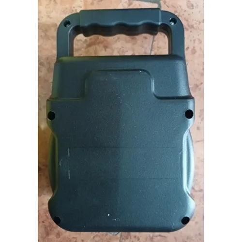 Difuzor wireless cu carcasă din plastic negru și baterie &icirc;ncorporată.