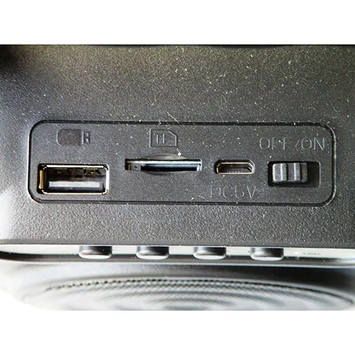 Difuzor wireless cu carcasă din plastic negru și baterie &icirc;ncorporată.