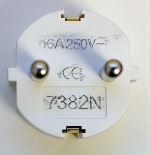 Adaptor cu soclu dublu. Dimensiuni: &icirc;nălțime x lățime x ad&acirc;ncime = aproximativ 100 mm x 45 mm x 40 mm + bază.