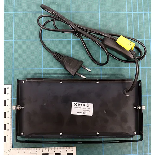 50W LED lumină neagră. Dimensiuni aproximative. 10 cm x 21 cm x 3 cm.