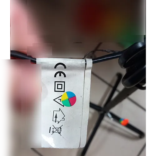 Arbore de iluminat decorativ cu lumini LED și abajururi albe în formă de flori, montate pe un suport metalic negru.
