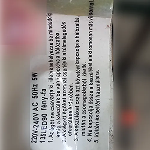 Arbore artificial decorativ cu 135 de LED-uri, abajururi roșii &icirc;n formă de flori și frunze verzi, montate pe un suport din metal negru.