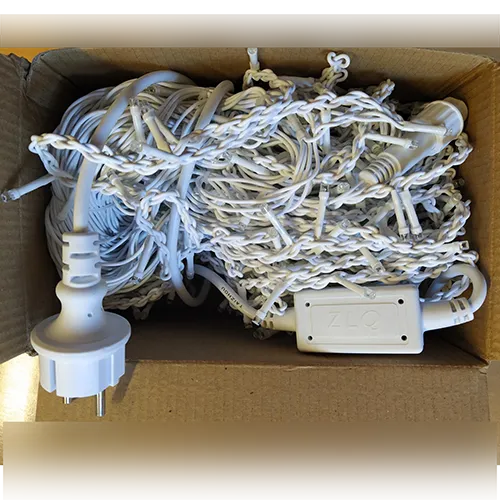 Șir de lumină decorativ în stil Icicle cu 500 de LED-uri multicolore, cablaj izolat alb și un conector end-to-end pentru conexiune de serie extensibilă.