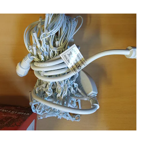 Lanț de iluminat extensibil &icirc;n stil icicle cu 80 de lumini LED pe un șir cu funcție de clipire.