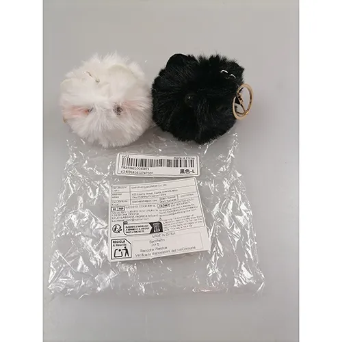 Inel cu cheie cu o jucărie moale. Dimensiuni aproximativ lățime 6 cm, lungime 12 cm, grosime 7 cm.