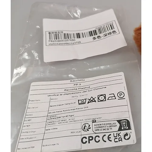 Inel cu cheie cu o jucărie moale. Dimensiuni aproximativ lățime 4 cm, lungime 8 cm, grosime 5,5 cm.