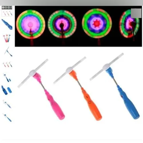 Ventilator de jucărie alimentat cu baterii, cu efecte luminoase și sonore, din plastic portocaliu și alb. C&acirc;nd lamele se rotesc, ele se aprind cre&acirc;nd cercuri colorate.