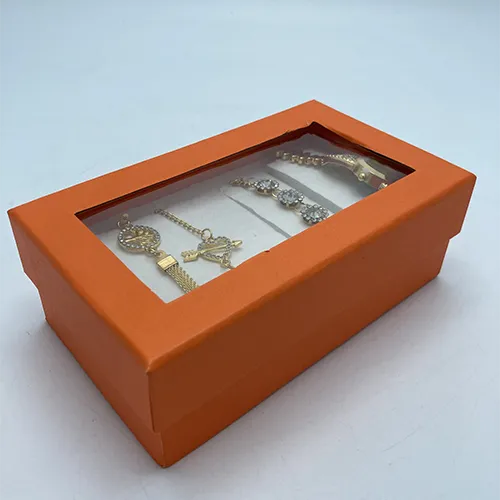 Set de bijuterii const&acirc;nd dintr-un ceas de m&acirc;nă și brățări.