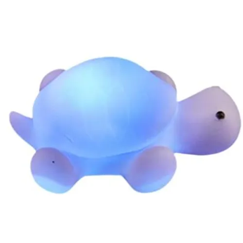 Lampă de noapte din plastic, destinată copiilor, sub formă de broască țestoasă, cu un compartiment pentru baterii care conține baterii tip buton.