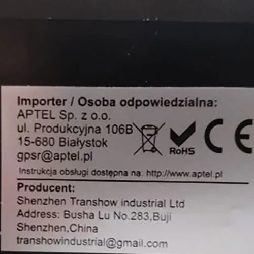 Lampă de acvariu cu LED-uri, cu o carcasă din plastic negru, curbat. Dispune de un panou cu 24 de LED-uri, un cablu de alimentare cu un comutator de control negru integrat (butonul albastru) și o mufă standard cu doi pini.