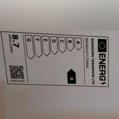 Lampă de acvariu cu LED-uri, cu o carcasă din plastic negru, curbat. Dispune de un panou cu 24 de LED-uri, un cablu de alimentare cu un comutator de control negru integrat (butonul albastru) și o mufă standard cu doi pini.
