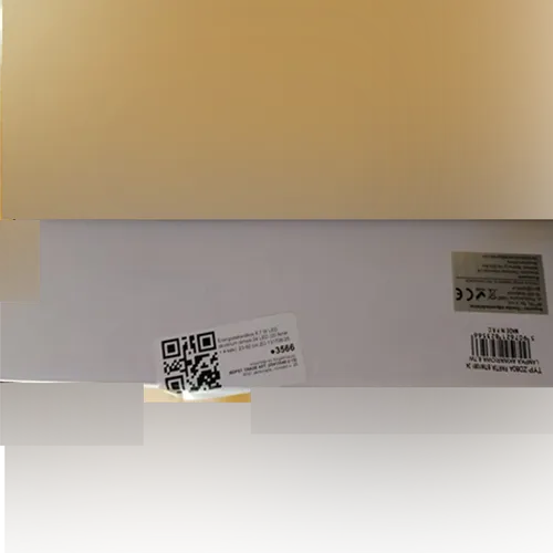 Lampă de acvariu cu LED-uri, cu o carcasă din plastic negru, curbat. Dispune de un panou cu 24 de LED-uri, un cablu de alimentare cu un comutator de control negru integrat (butonul albastru) și o mufă standard cu doi pini.