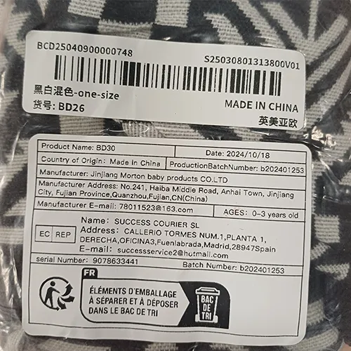 Purtător pentru copii realizat din țesătură albă cu modele negre și un dispozitiv de fixare din plastic.