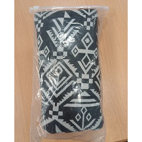 Purtător pentru copii realizat din țesătură albă cu modele negre și un dispozitiv de fixare din plastic.