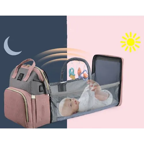 Rucsac care conține pătuț pliabil cu mai multe compartimente.