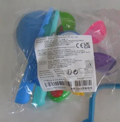 Jucărie de baie din plastic de culoarea curcubeului, cu roată de apă, cu o strecurătoare albastră și o lingură verde. Jucăria de baie poate fi montată pe perete. Cele două cupe de aspirație sunt furnizate nemontate și libere.