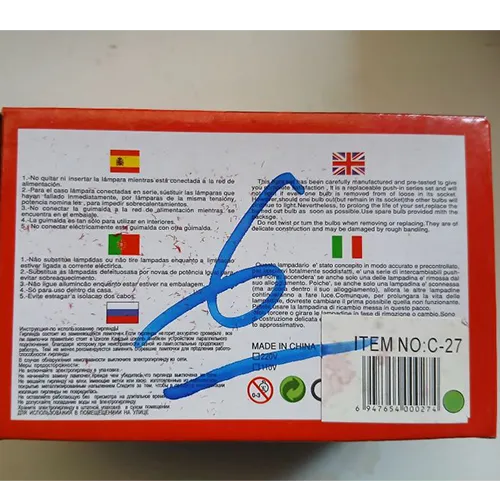 Lanț de iluminat decorativ cu 100 de LED-uri, cablaj transparent și o cutie de control albă integrată (model: EK-04) cu un buton mecanic de selectare a programului pe partea din spate și un conector end-to-end.