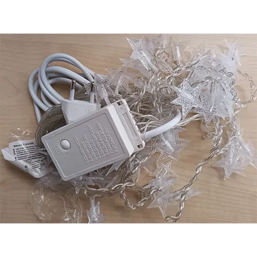 Lanț de iluminat cu surse de lumină LED ne&icirc;nlocuibile, echipat cu electronică pentru efecte de iluminare cu comutator.