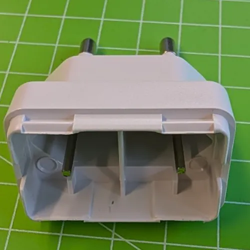 Sursă de alimentare USB goală (fără placă de circuit). Carcasa poate fi deschisă pentru a ascunde bani sau obiecte mici similare &icirc;n interior.