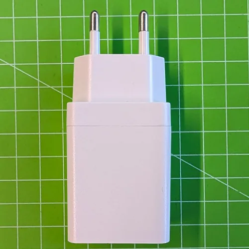 Sursă de alimentare USB goală (fără placă de circuit). Carcasa poate fi deschisă pentru a ascunde bani sau obiecte mici similare &icirc;n interior.