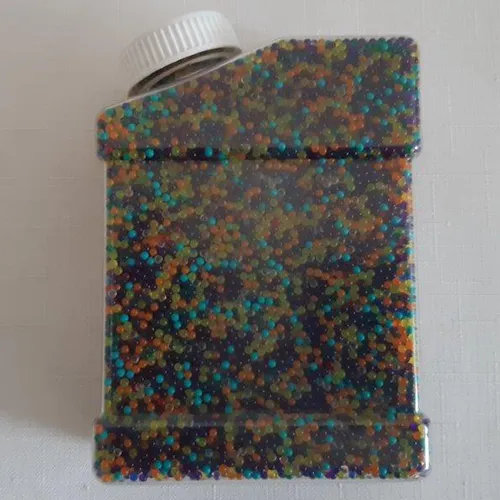 Mărgele de apă multicolore, care cresc atunci când sunt scufundate în apă, destinate utilizării ca muniție într-o pușcă de jucărie, 250 g.