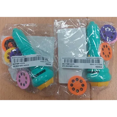 Lanternă de jucărie din plastic verde și galben &icirc;n care pot fi introduse 4 discuri perforate pentru a proiecta o imagine.