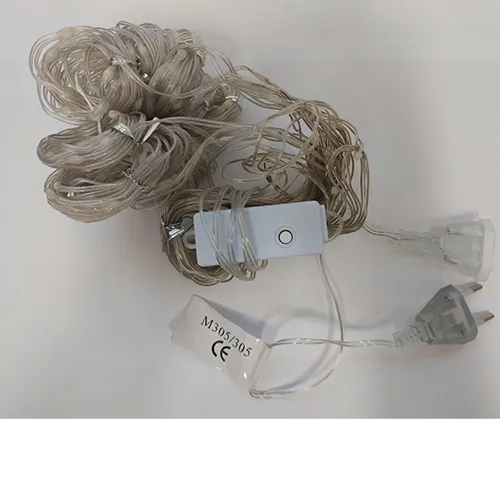 Lanț de iluminat de Crăciun alimentat la rețea, conectat în serie, asemănător cortinei, cu 300 de lumini cu LED-uri. Date tehnice: 220-240 V, 50 Hz.