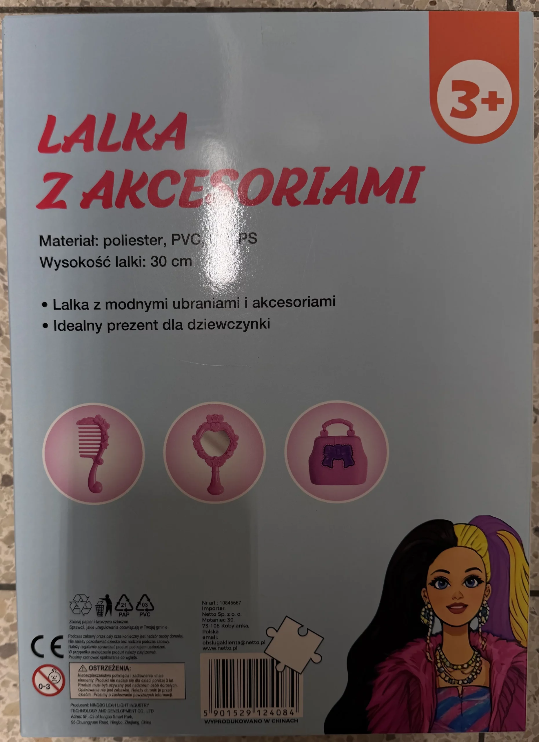 Papusa din plastic cu accesorii din plastic.