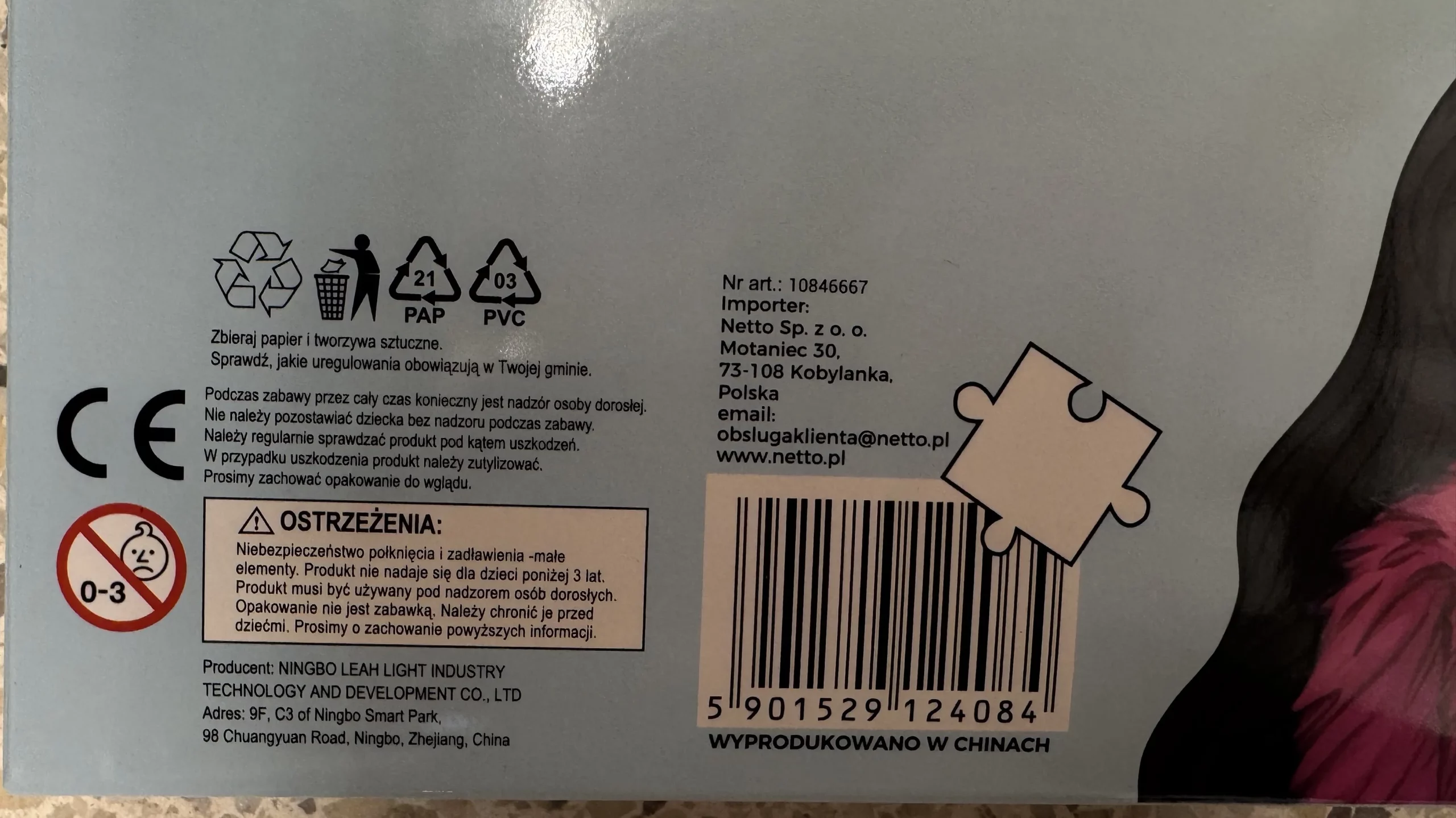 Papusa din plastic cu accesorii din plastic.