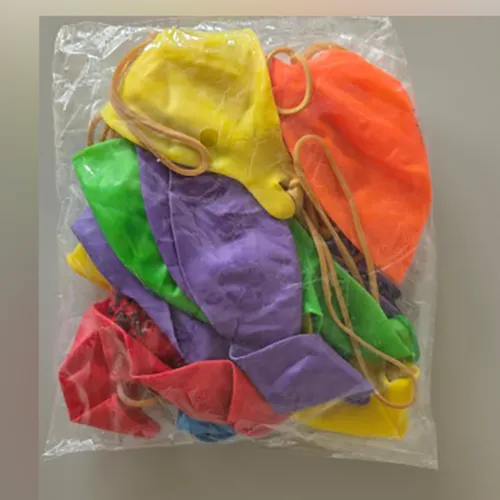 Pachet de 12 baloane din latex &icirc;n diferite culori.