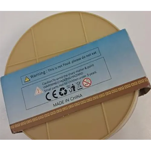 Ghiveci din plastic „în stil coș” care conține o singură jucărie de găluște din polimer moale din plastic.