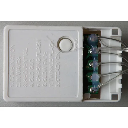Lanț de iluminat cu LED-uri de Crăciun alimentat la rețea, &icirc;n formă de stea cu cinci colțuri, echipat cu o cutie de control albă cu 8 funcții și o priză de conectare &icirc;n serie. Date tehnice: 220 V.