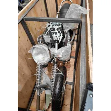 Motocicletă electrică furnizată cu un dop de perete și un &icirc;ncărcător.